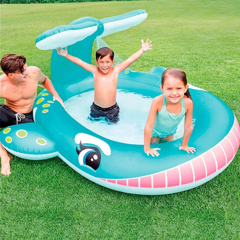 Piscina-inflable-con-forma-de-ballena-y-funcion-de-aspersor.---INTEX