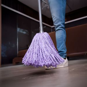 Mopa de microfibra de color morado, no guarda olores , limpieza profunda, máxima absorción. - REYNERA
