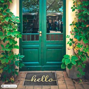 Rodapié gris tipo musgo con la palabra "Hello" tallado en él, de 40 x 60 cm - CASTER